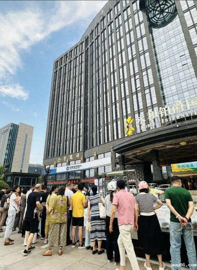 酒店摆摊记：烟火气中的转型之路